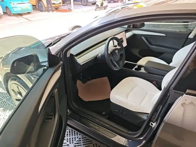 Tesla Model Y — Фото автомобиля 15