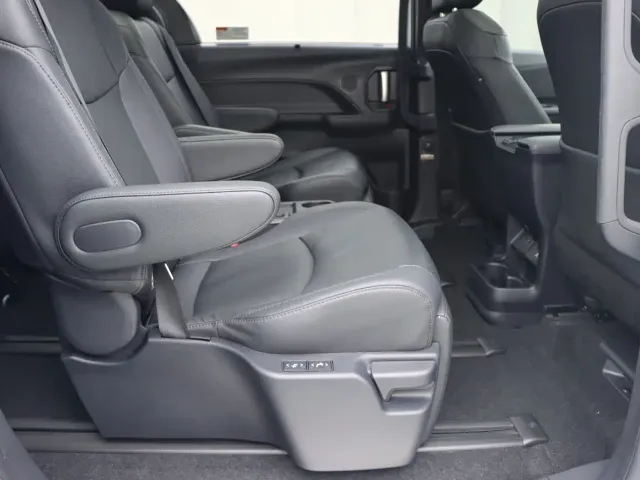 Toyota Sienna — Фото автомобиля 12