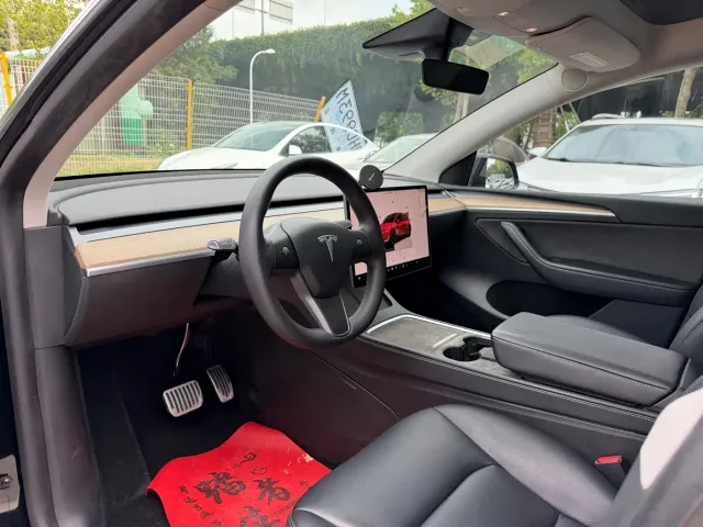 Tesla Model Y — Фото автомобиля 4
