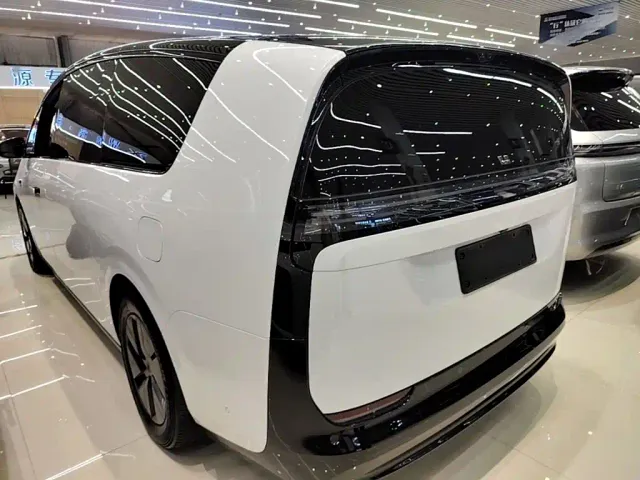 Li Auto MEGA — Фото автомобиля 4
