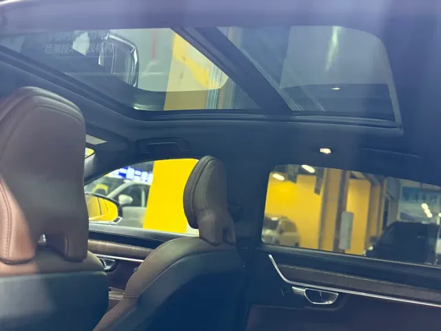 Volvo S90 — Фото автомобиля 28