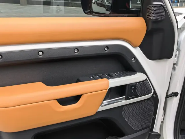 Land Rover Defender — Фото автомобиля 10