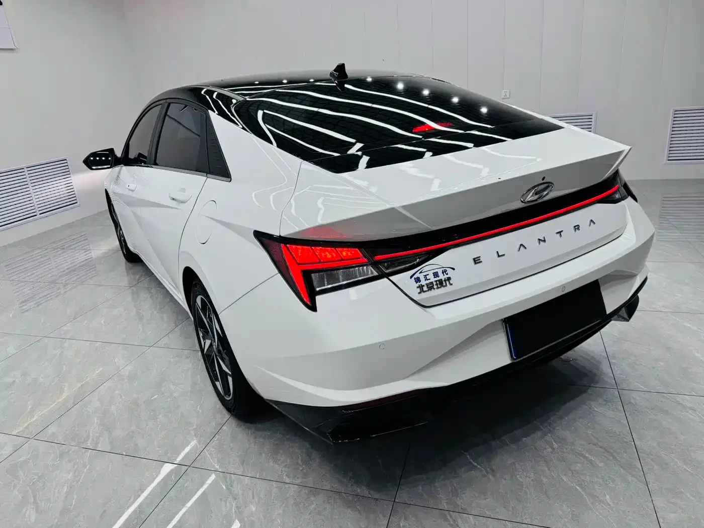 Hyundai Elantra 2022 1.5L CVT LUX Premium Edition — Фото автомобиля 6