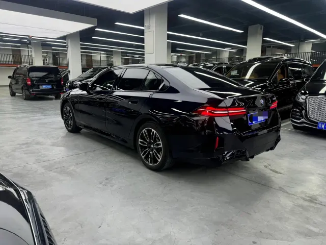 BMW 5 Series — Фото автомобиля 15