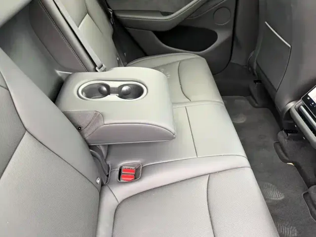 Tesla Model Y — Фото автомобиля 11