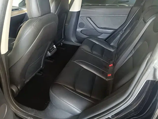 Tesla Model 3 — Фото автомобиля 16