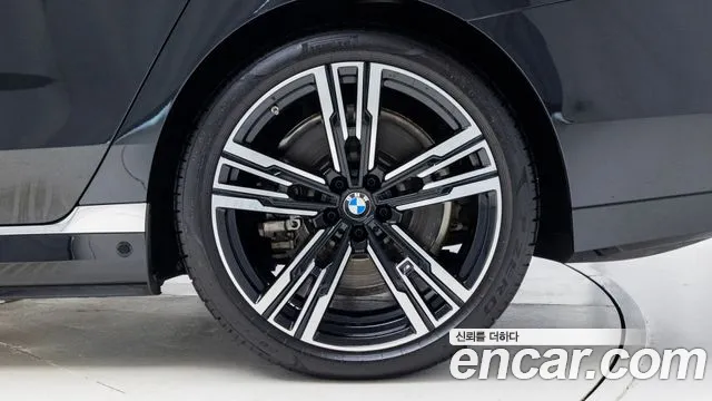 BMW i7 G70 — Фото автомобиля 5