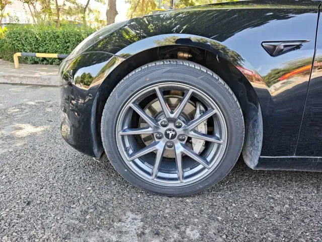 Tesla Model 3 — Фото автомобиля 24