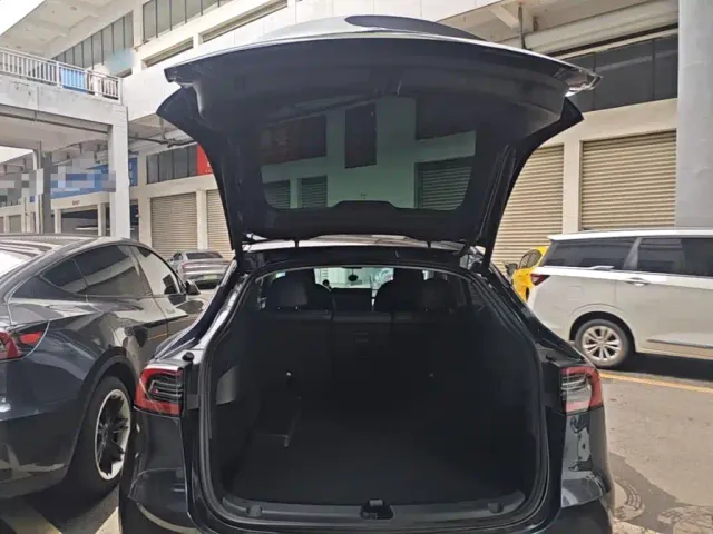 Tesla Model Y — Фото автомобиля 18