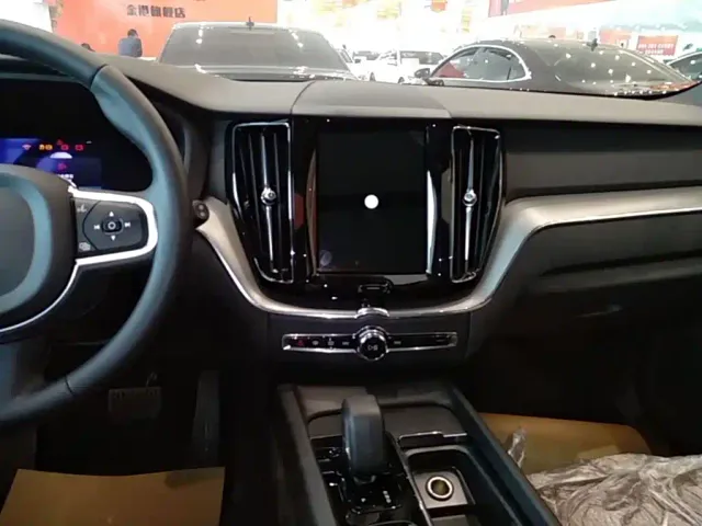 Volvo XC60 — Фото автомобиля 12