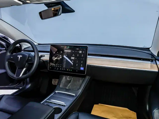 Tesla Model 3 — Фото автомобиля 24