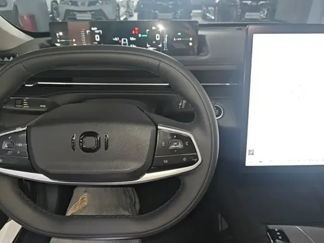Changan Qiyuan Changan Qiyuan A05 2024 Deluxe Edition 70 Surpass — Фото автомобиля 9