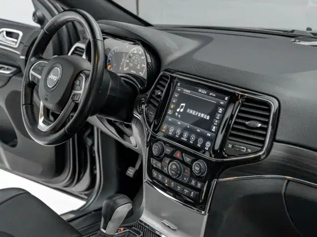Jeep Grand Cherokee — Фото автомобиля 21