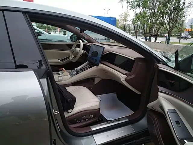 Denza Z9GT — Фото автомобиля 24