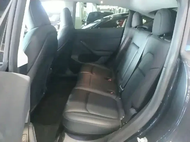 Tesla Model Y — Фото автомобиля 16