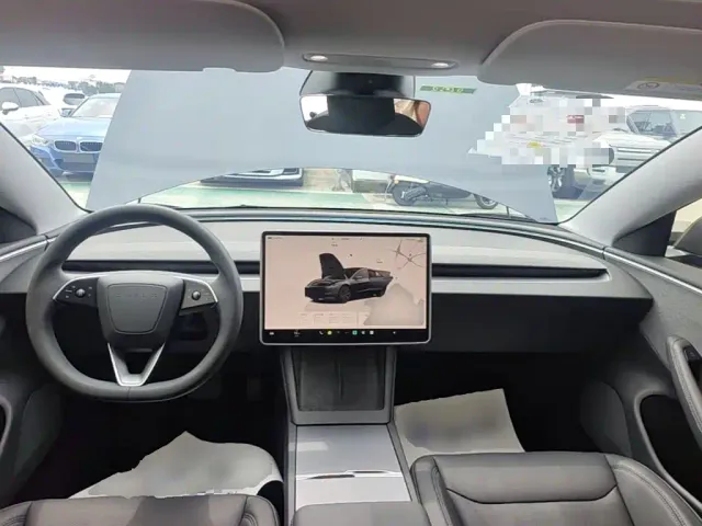 Tesla Model 3 — Фото автомобиля 9