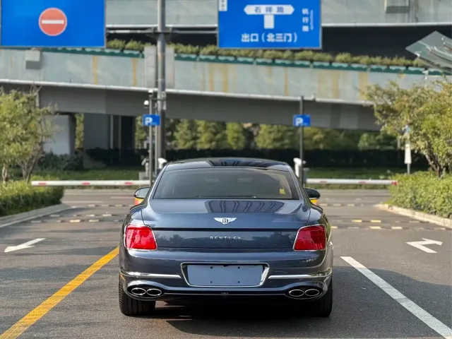 Bentley Flying Spur — Фото автомобиля 8
