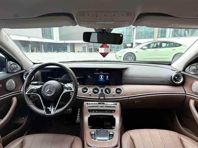 Mercedes-Benz E-Class — Фото автомобиля 3