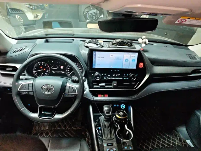Toyota Highlander — Фото автомобиля 12