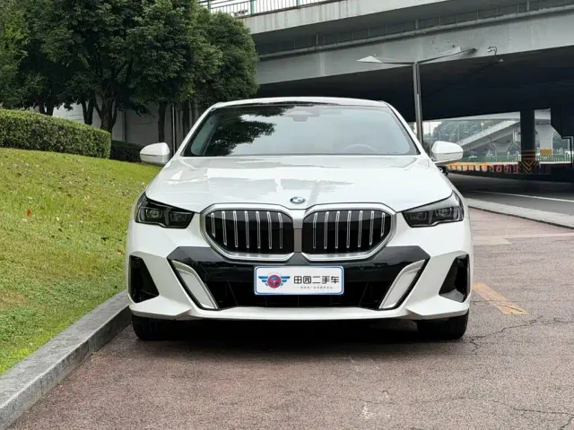 BMW 5 Series — Фото автомобиля 2
