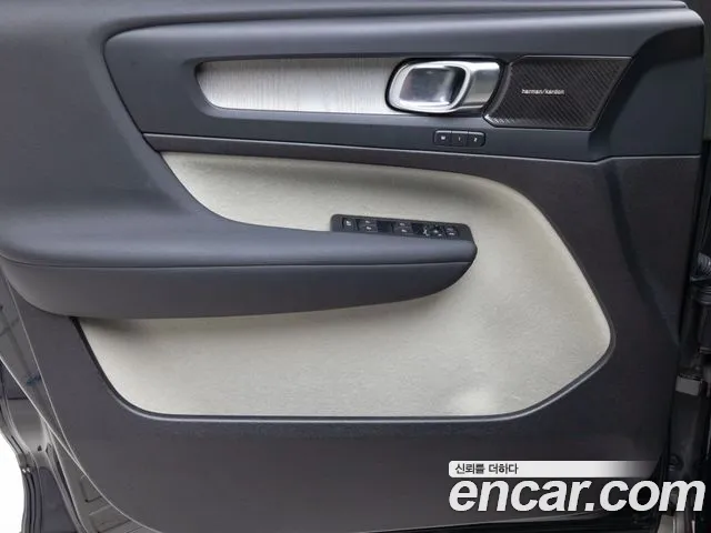 Вольво XC40 B4 Ultimate Bright — Фото автомобиля 17