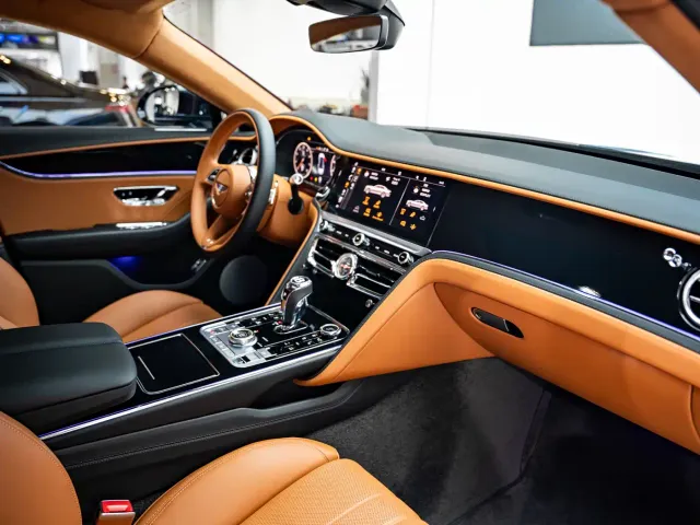 Bentley Flying Spur — Фото автомобиля 12