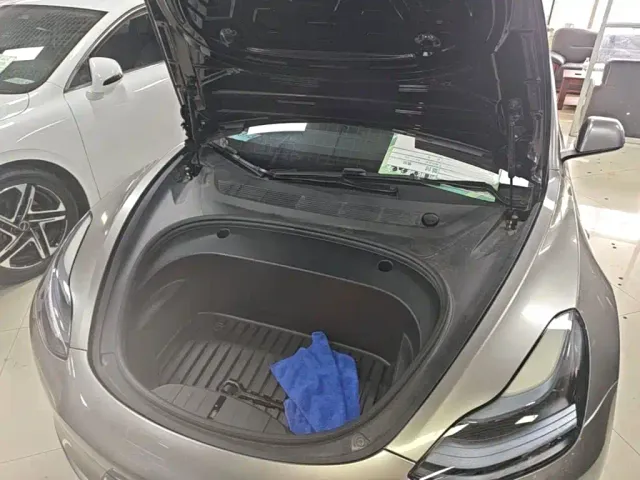 Tesla Model 3 — Фото автомобиля 19