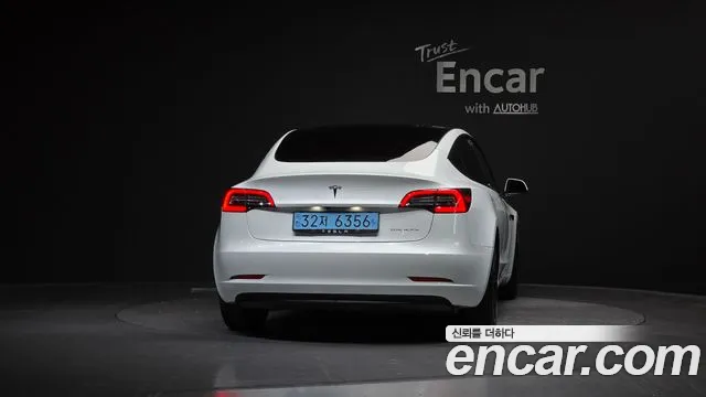 Tesla Model 3 — Фото автомобиля 4