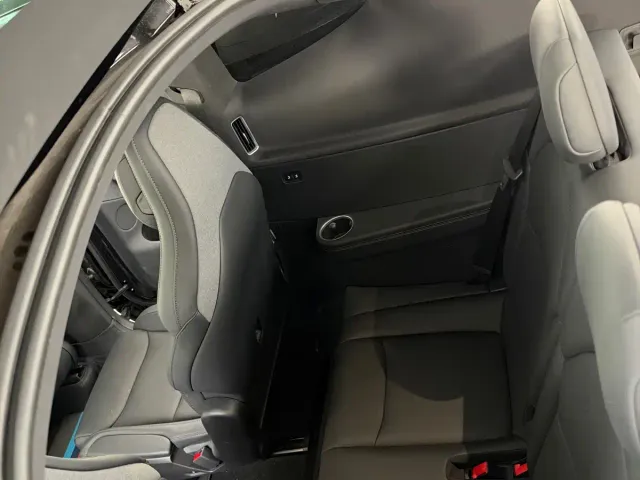 Tesla Model Y L — Фото автомобиля 8