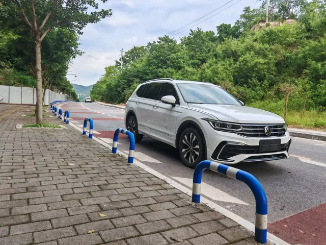 Фотография автомобиля — Volkswagen Tiguan L