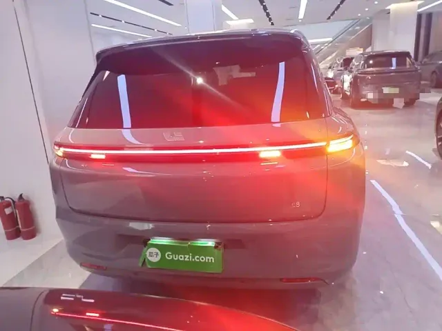 Li Auto L8 — Фото автомобиля 5