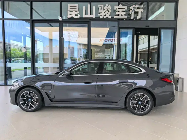BMW i4 — Фото автомобиля 3