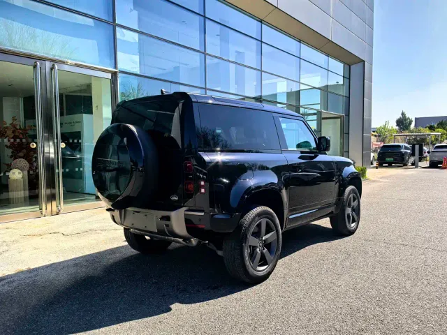 Land Rover Defender — Фото автомобиля 6