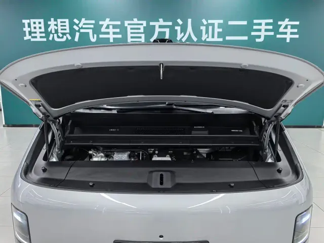 Li Auto MEGA — Фото автомобиля 16