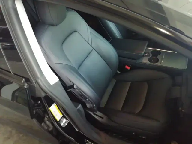 Tesla Model 3 — Фото автомобиля 24
