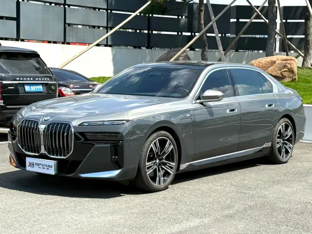 Фотография автомобиля — BMW i7