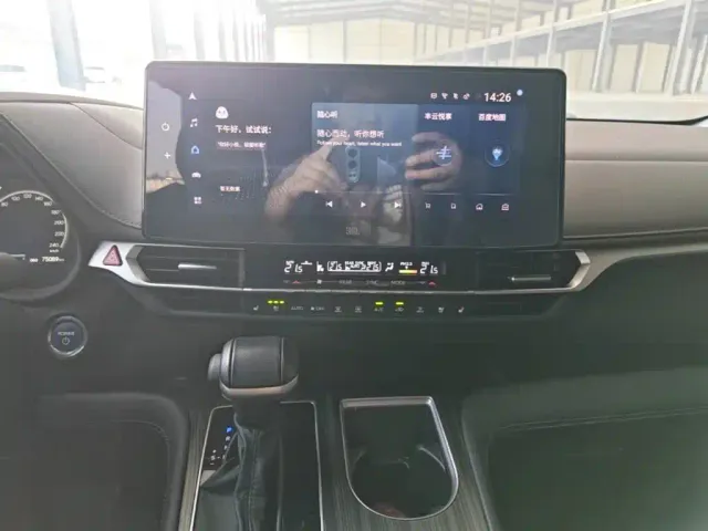 Toyota Sienna — Фото автомобиля 12