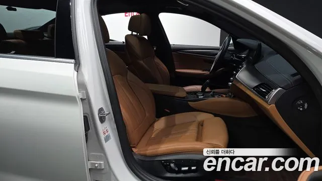 BMW 5 Series G30 — Фото автомобиля 11