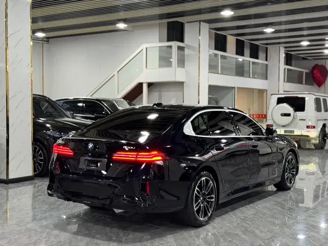 BMW 5 Series — Фото автомобиля 12