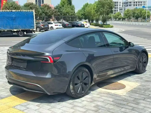 Tesla Model 3 — Фото автомобиля 4