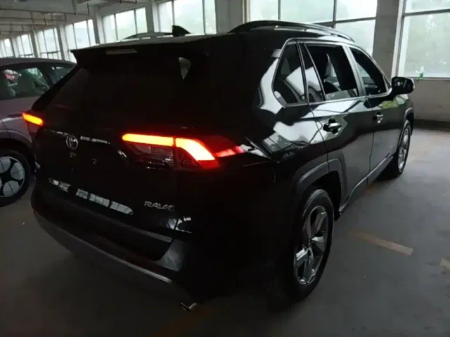 Toyota RAV4 — Фото автомобиля 6
