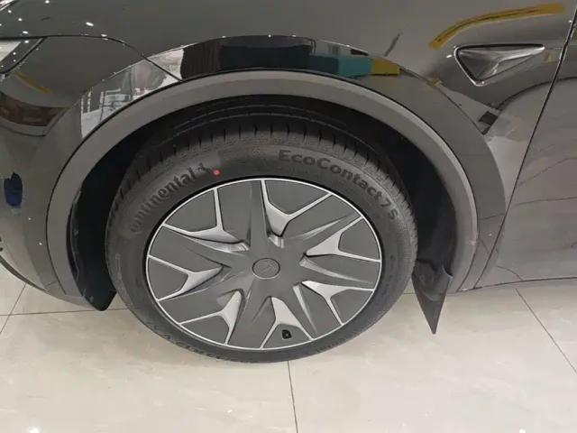 Tesla Model Y L — Фото автомобиля 22