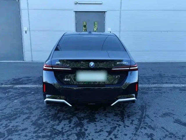BMW i5 — Фото автомобиля 5