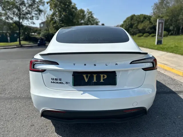 Tesla Model 3 — Фото автомобиля 5
