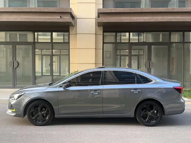 Roewe i6 MAX — Фото автомобиля 23
