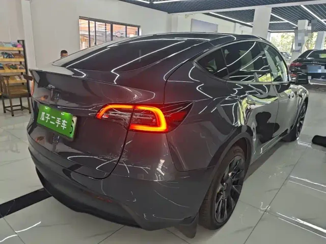 Tesla Model Y — Фото автомобиля 6