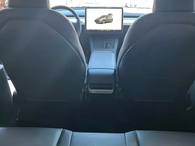 Tesla Model Y — Фото автомобиля 8