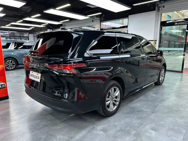 Toyota Sienna — Фото автомобиля 4