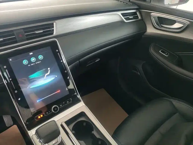 Roewe RX5 — Фото автомобиля 12