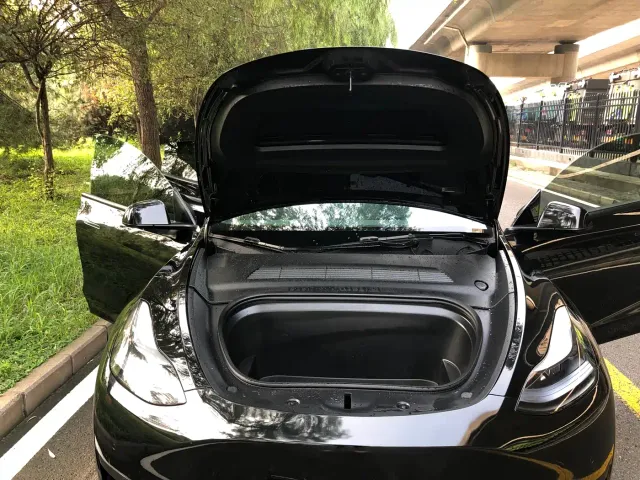 Tesla Model Y — Фото автомобиля 12